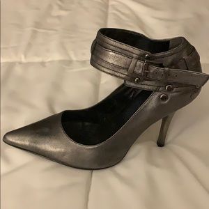 Guess Pumps